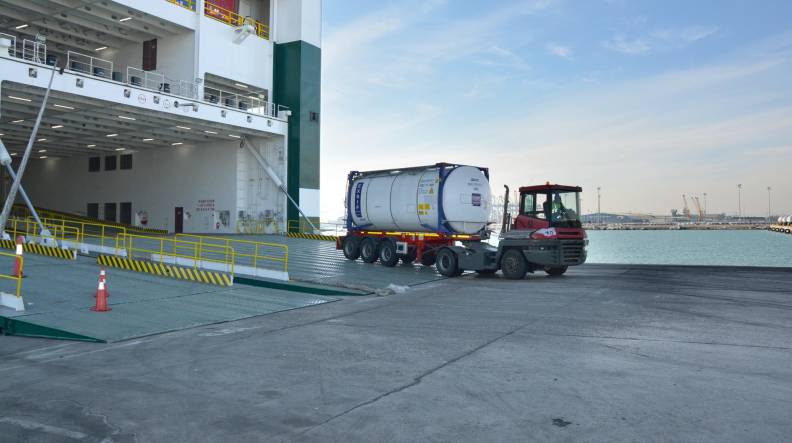Valencia Terminal Europa testará durante dos años un tractor de terminal impulsado por hidrógeno